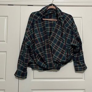 Plaid button down top! Would look great with a front tuck, belt and booties!